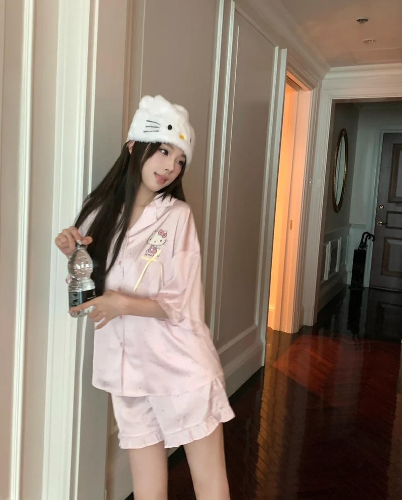 Biểu cảm tự nhiên tạo vibe gái mặc đồ ngủ dễ thương