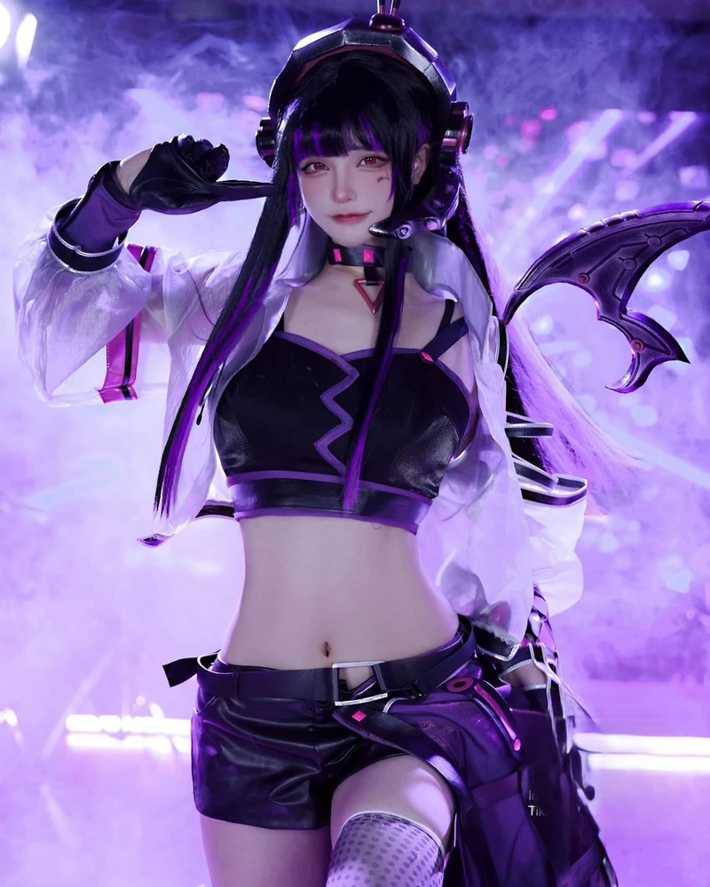 Coser Senyamiku mặc outfit anime phong cách fantasy hiện đại