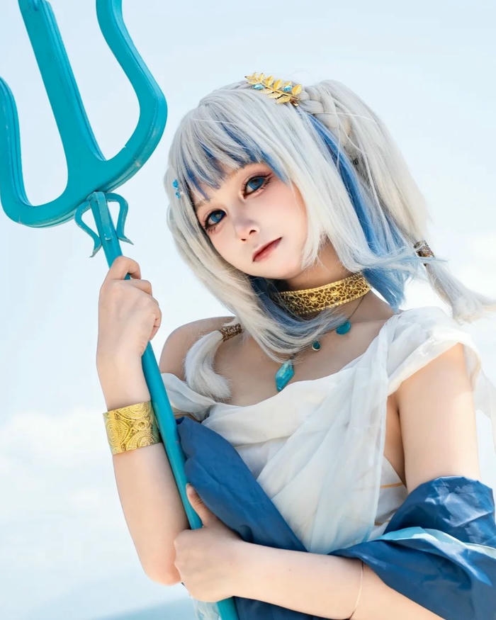 Cosplay Gura cầm đinh ba nhựa xanh dương trên vai