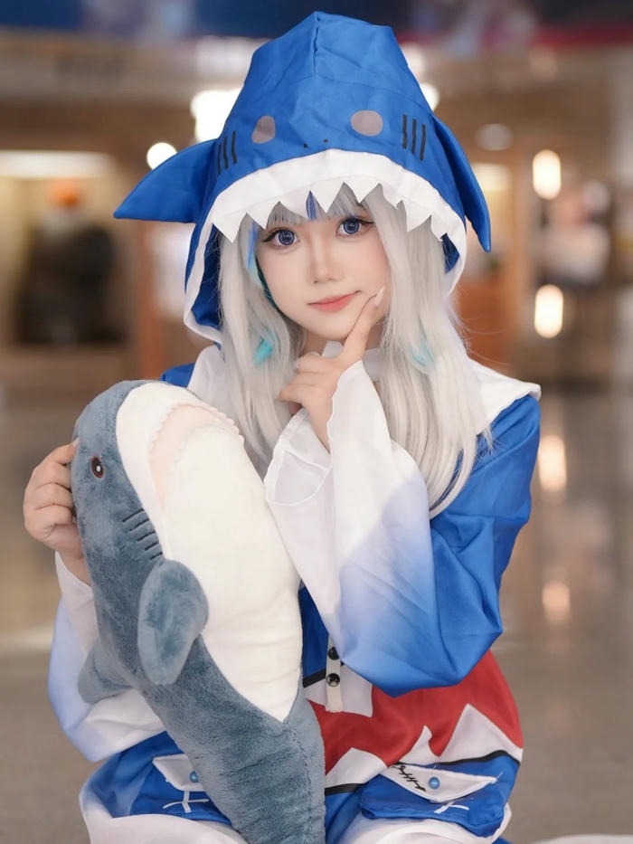 Cosplay Gura ôm thú bông Bloop mềm mại dễ thương
