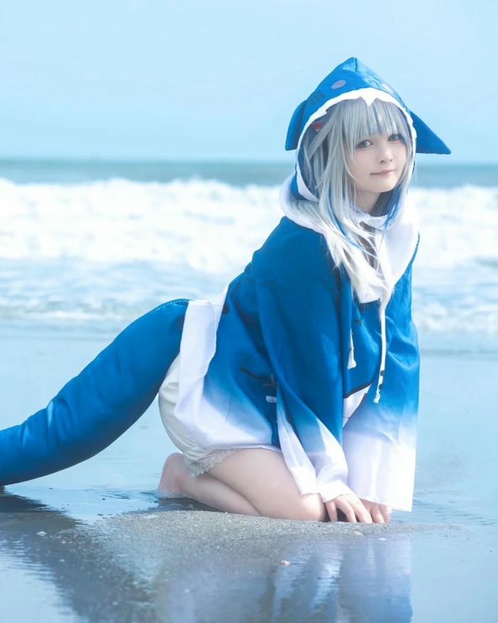 Cosplay Gura quỳ gối trên bãi cát trắng mịn màng