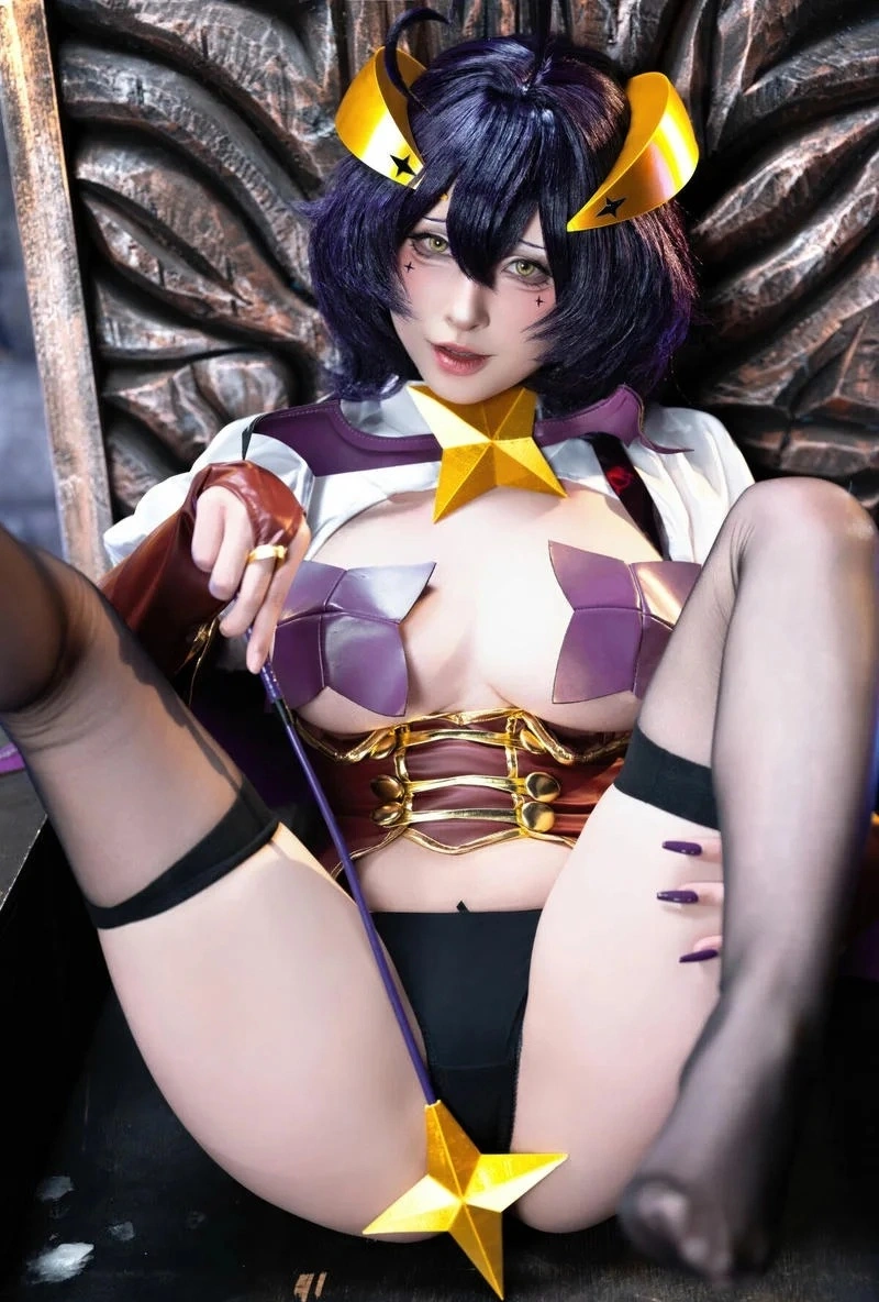 Cosplay dâm đãng succubus khoe da thịt gợi cảm