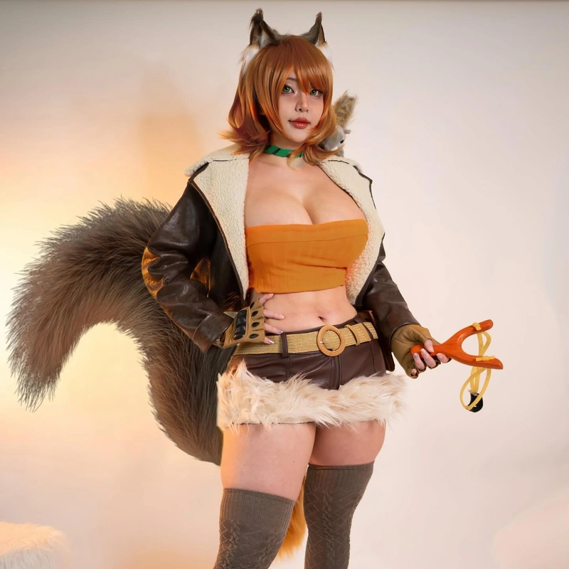 Cosplay hở hang với ánh sáng chiếu lên da thịt trắng hồng