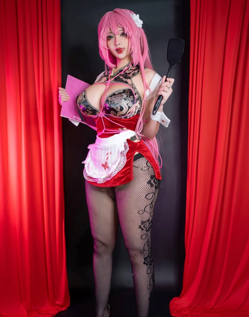 Cosplay khiêu dâm với váy xẻ cao khoe chân dài