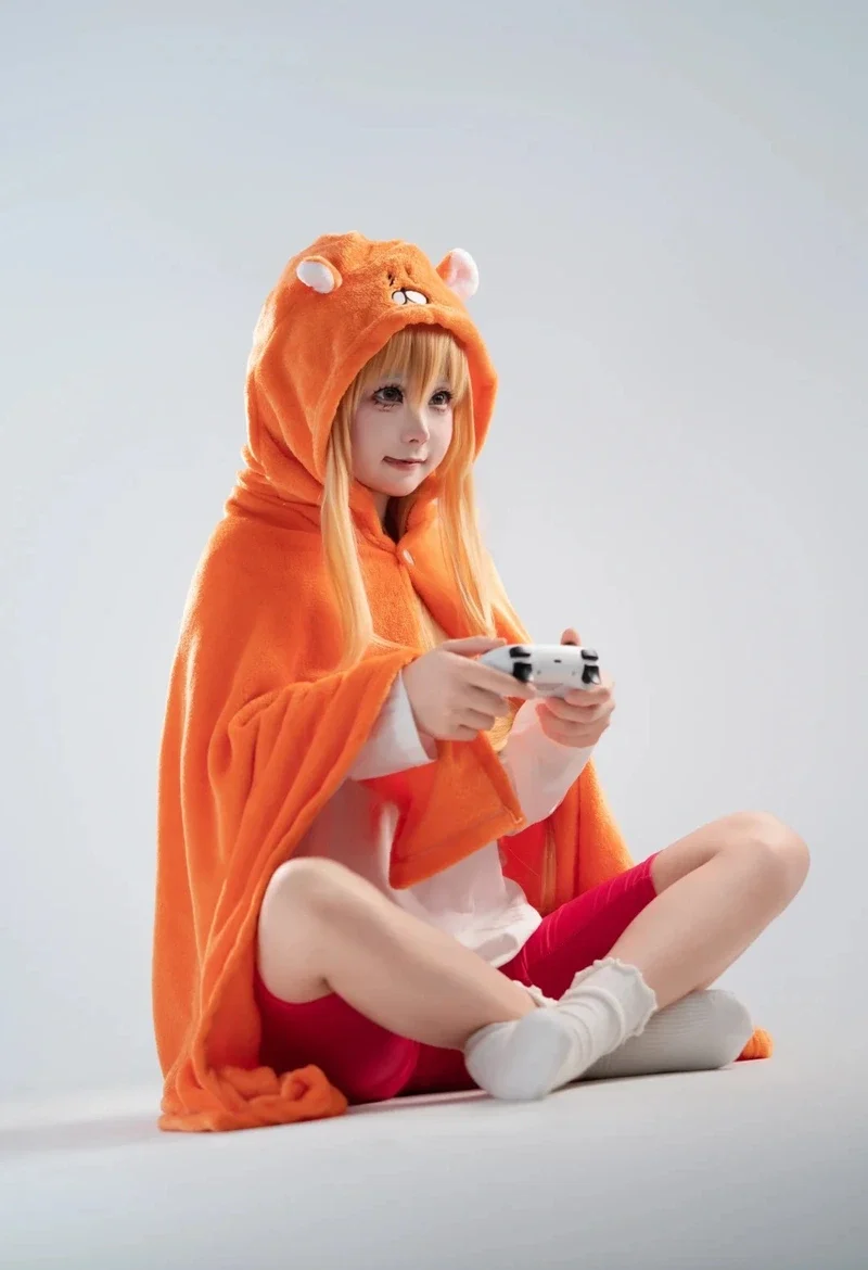 Cosplayer trẻ trung tái hiện mái tóc vàng óng ả của Umaru