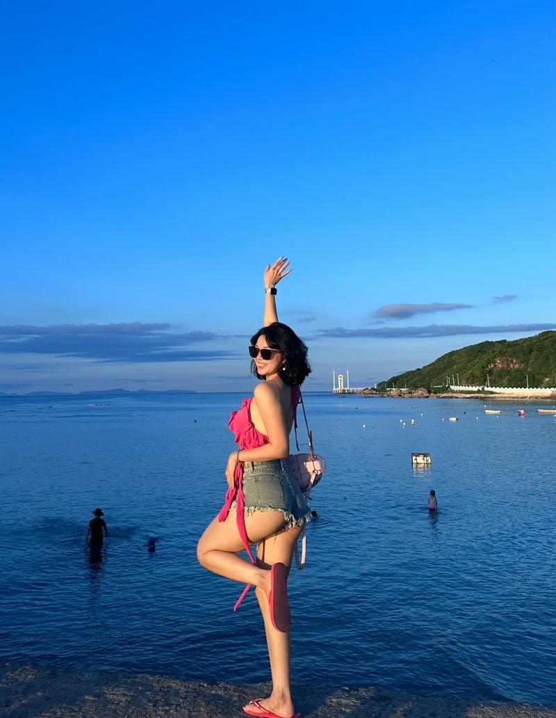 Dáng bước tự nhiên giữa khung cảnh thành phố