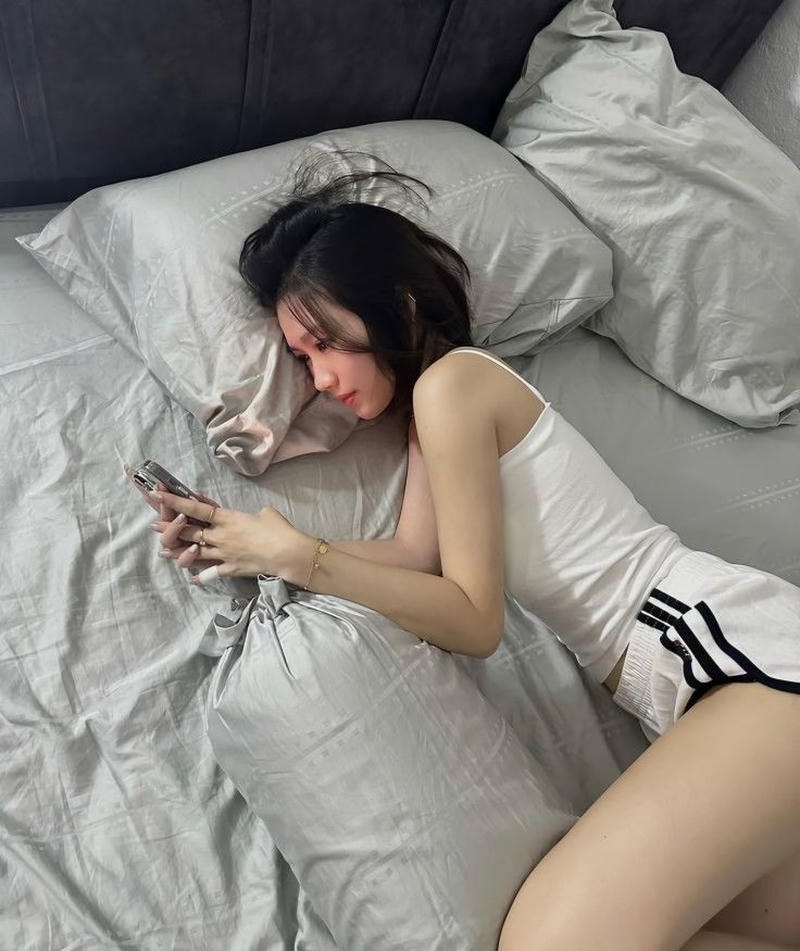 Dáng đứng năng động nổi bật gái mặc quần ngắn chân dài