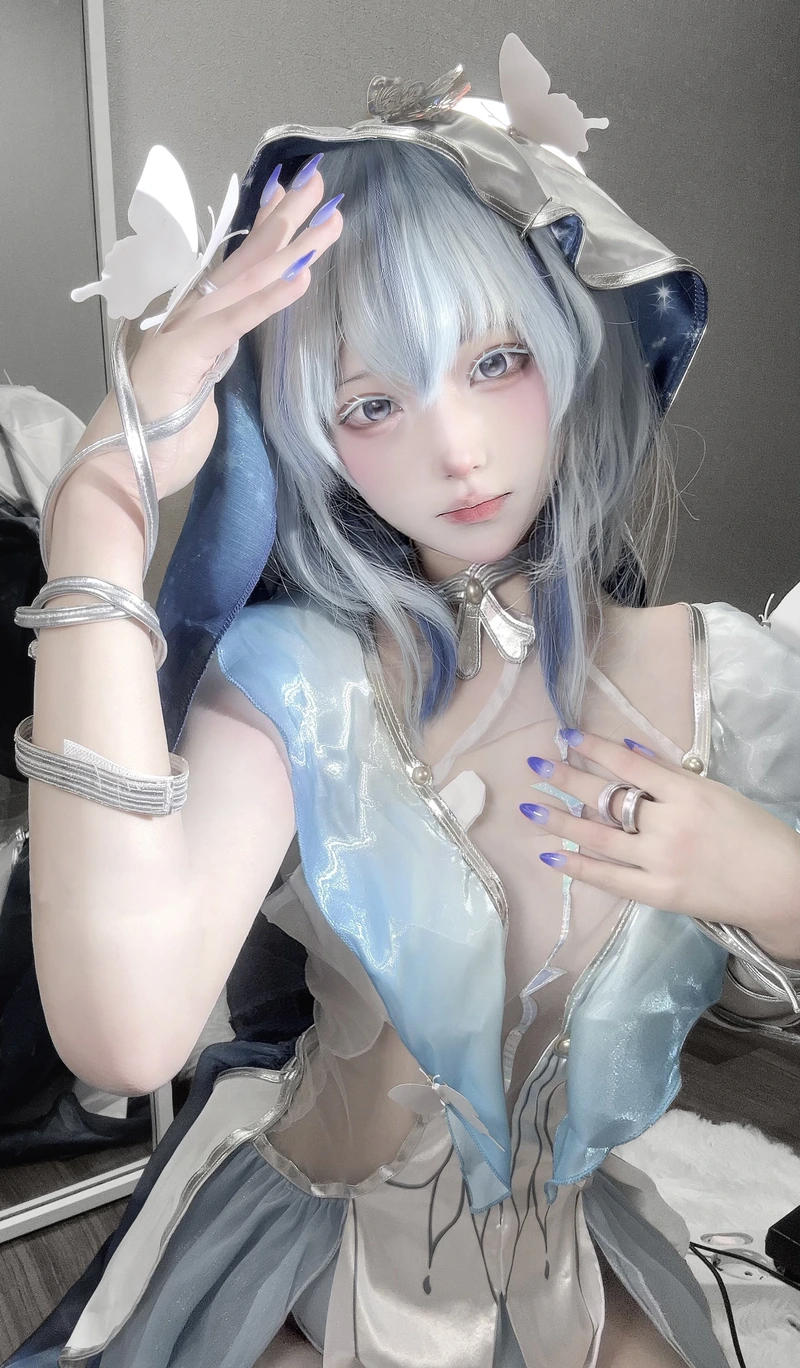 Eririchyan hóa thân nhân vật anime quyến rũ làm hình nền điện thoại