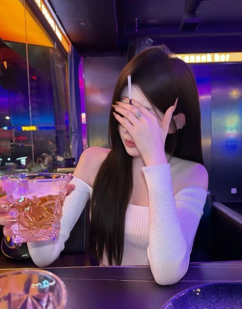 Gái trung ngầu pose dáng trước ánh đèn neon