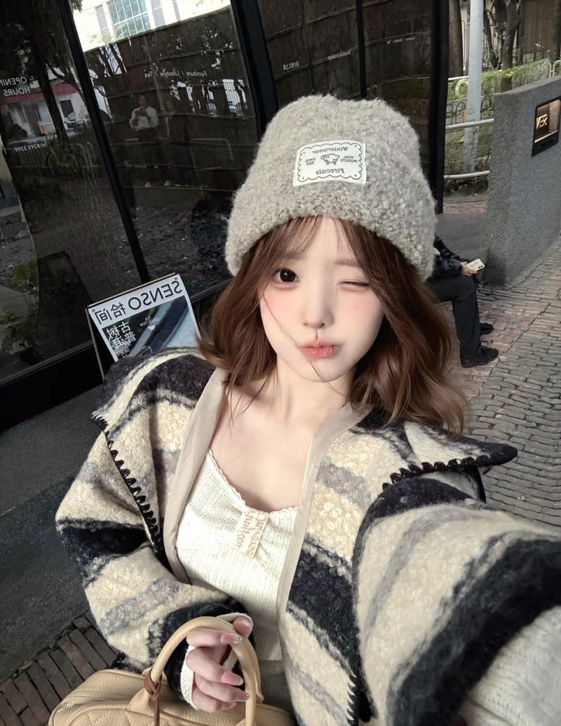 Gái xinh Trung Quốc ngầu tạo dáng selfie trước gương