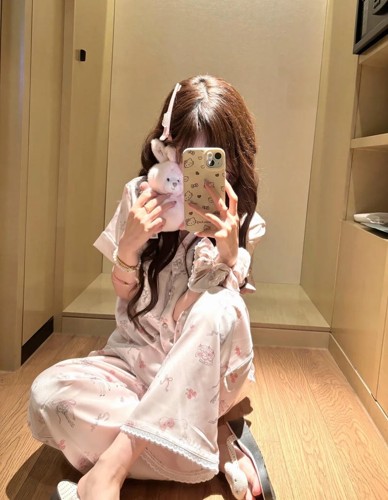 Gái xinh mặc đồ ngủ trong không gian phòng sang trọng