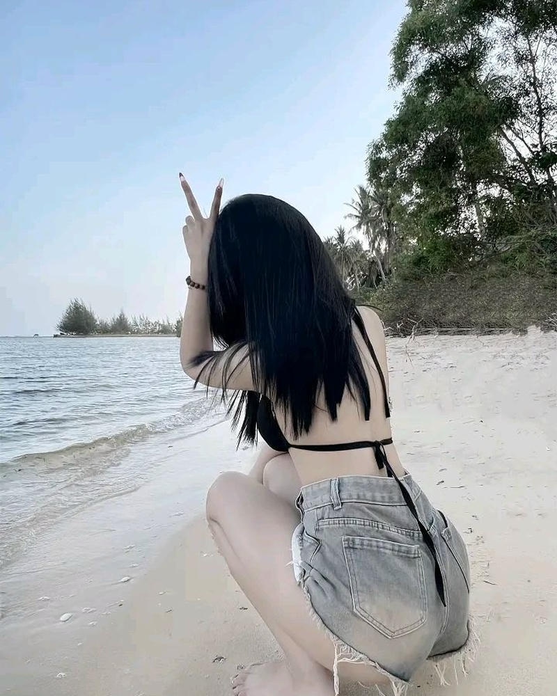 Gái xinh mặc quần ngắn chân trắng ngọc ngà