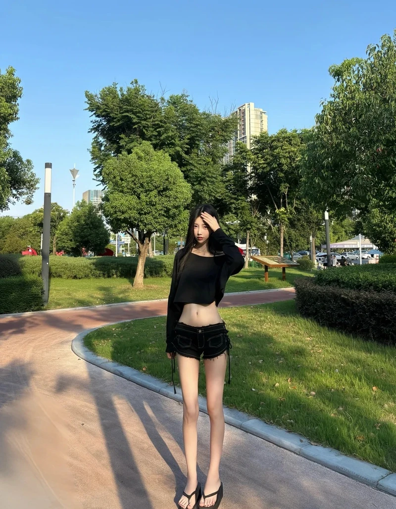 Gái xinh mặc quần ngắn kết hợp áo croptop