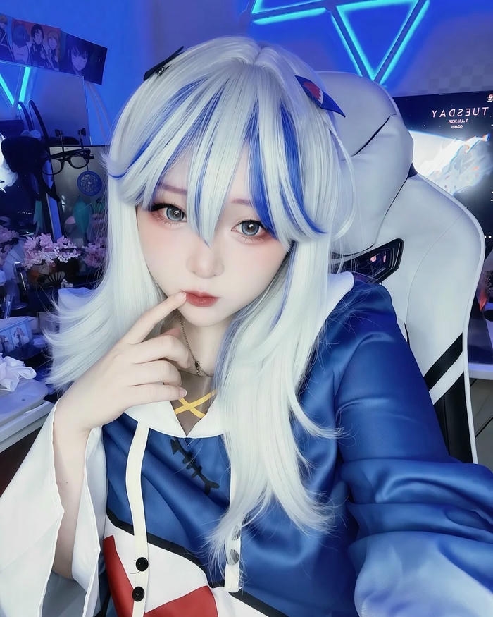 Gawr Gura cute chống cằm suy tư trong phòng gaming