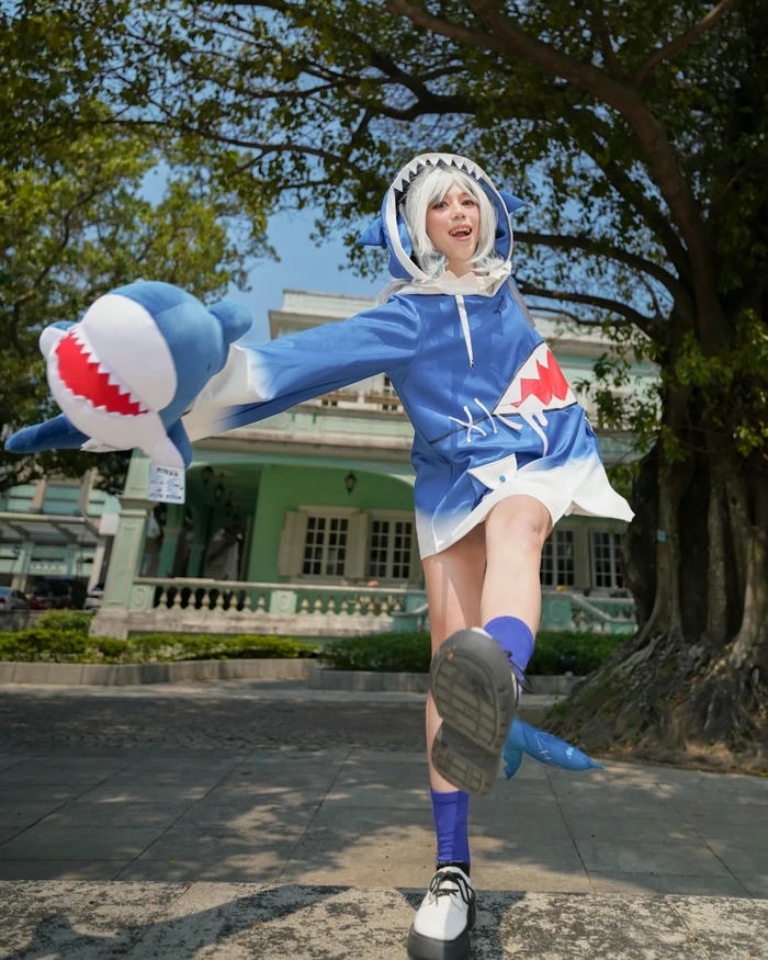 Gawr Gura cute đi dạo dưới tán cây xanh mát mẻ
