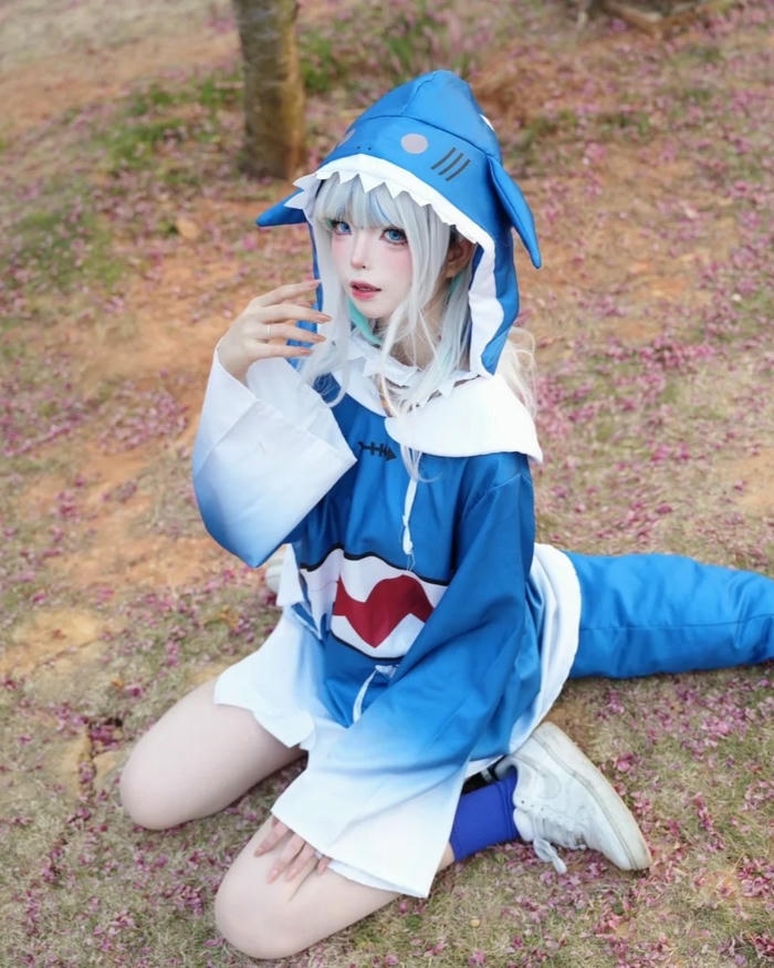 Gawr Gura cute ngồi bệt trên lá khô mùa thu