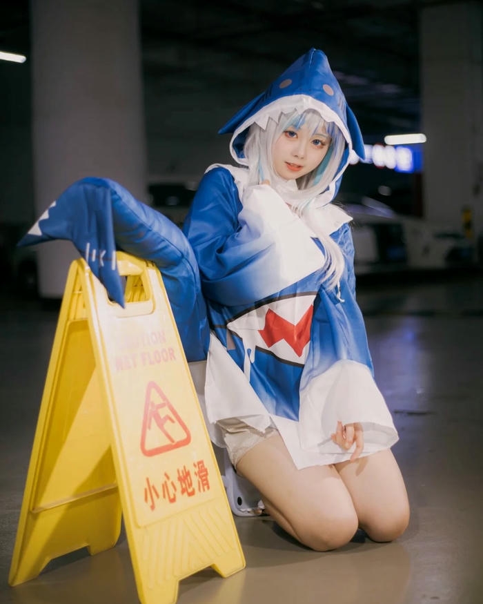 Gawr Gura cute ngồi cạnh biển báo sàn ướt vui nhộn