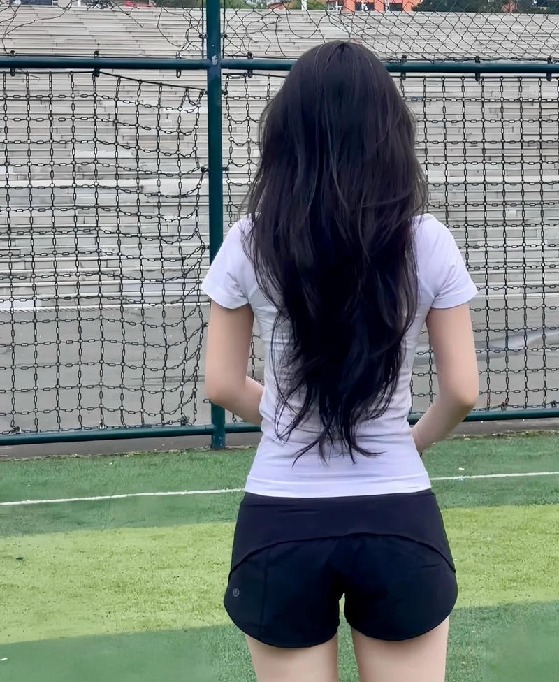 Góc chụp nghiêng gái quần ngắn cuốn hút lôi cuốn