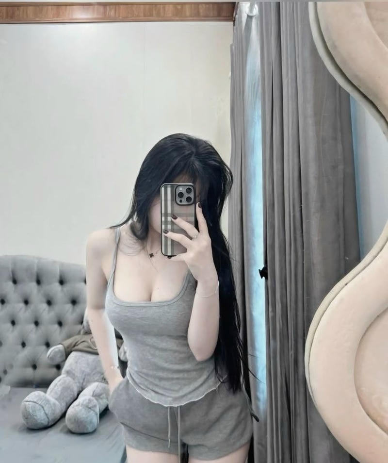 Góc chụp toàn thân thể hiện gái mặc quần ngắn chân dài