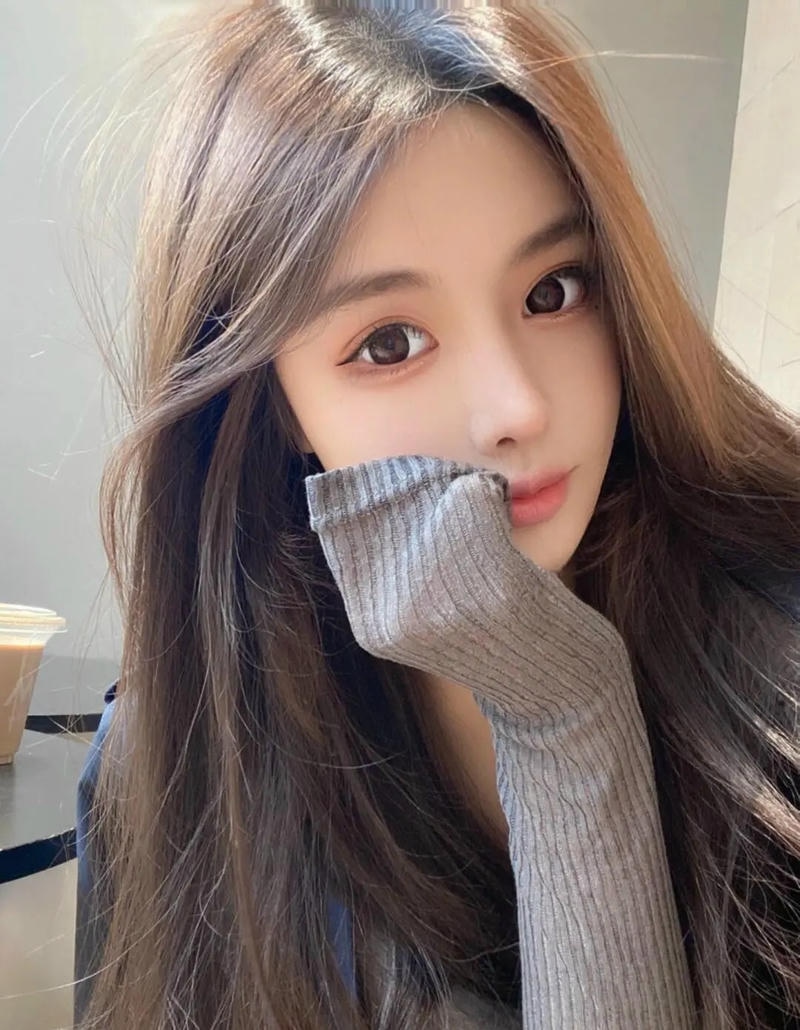 Gương mặt lạnh tạo cảm giác ảnh gái Douyin ngầu