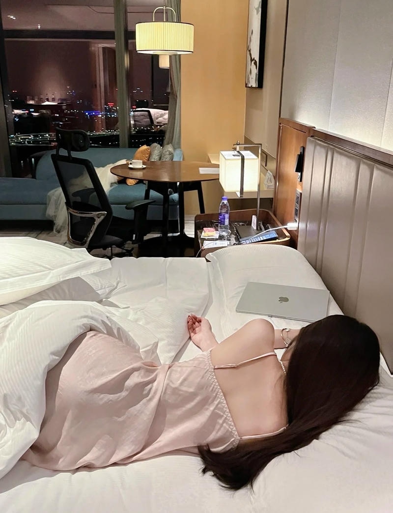 Gương mặt xinh xắn thể hiện gái xinh mặc đồ ngủ
