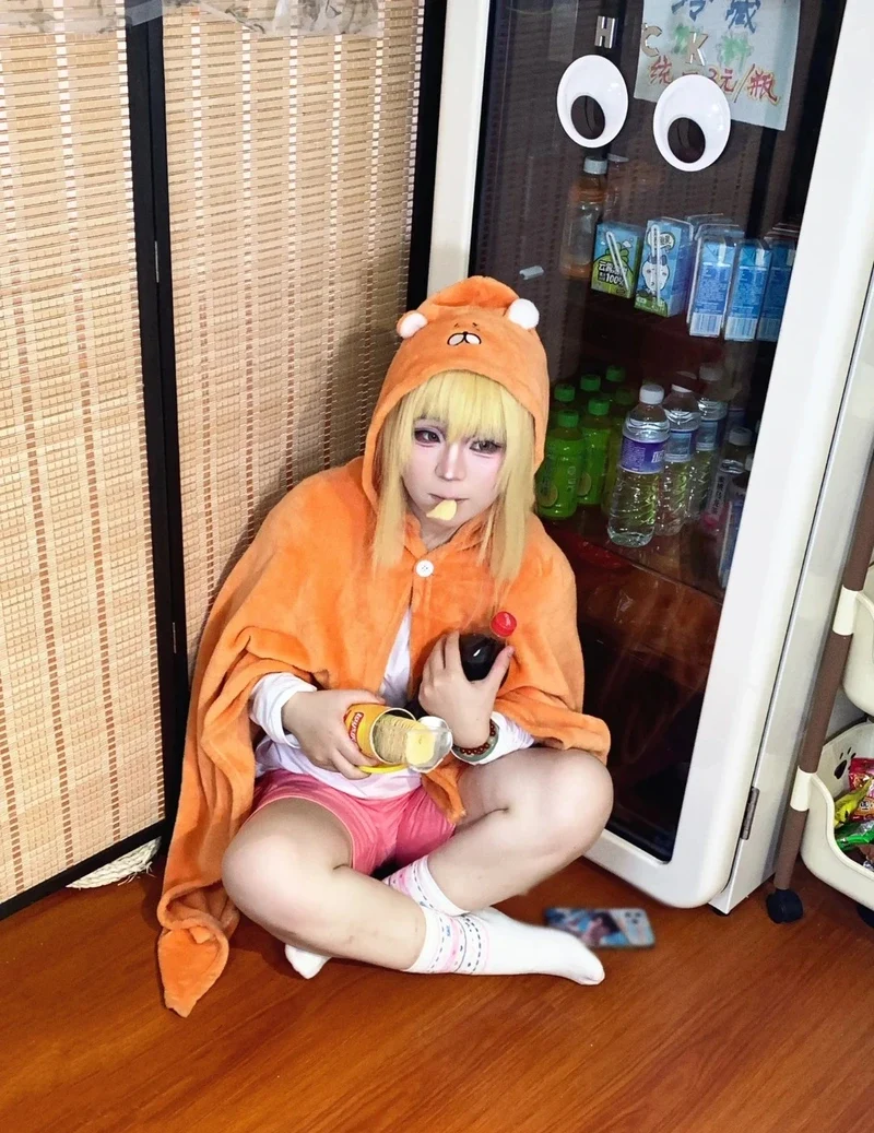 Hình ảnh Umaru cosplay với biểu cảm lười biếng đặc trưng