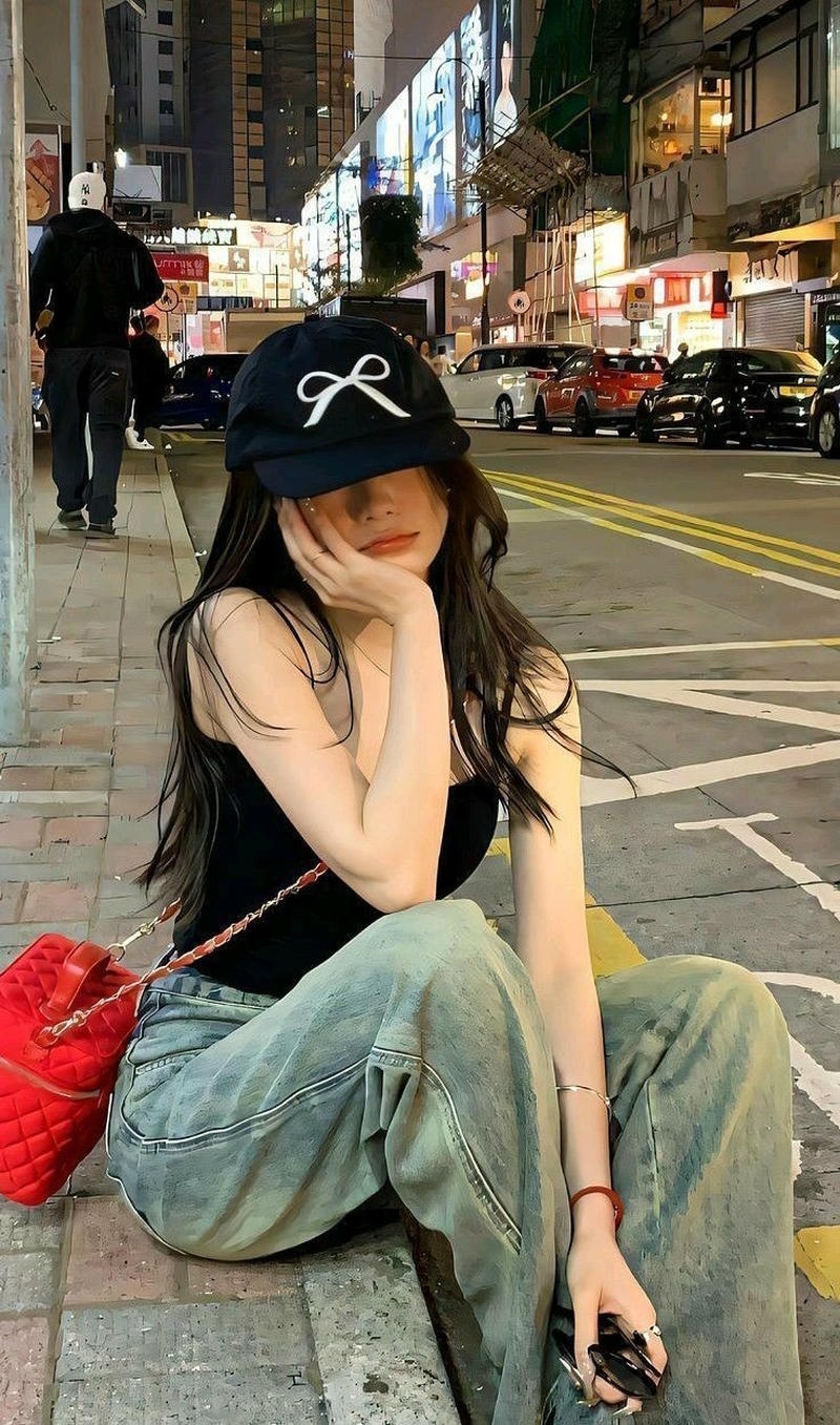 Hình ảnh gái Douyin ngầu che mặt trước ống kính