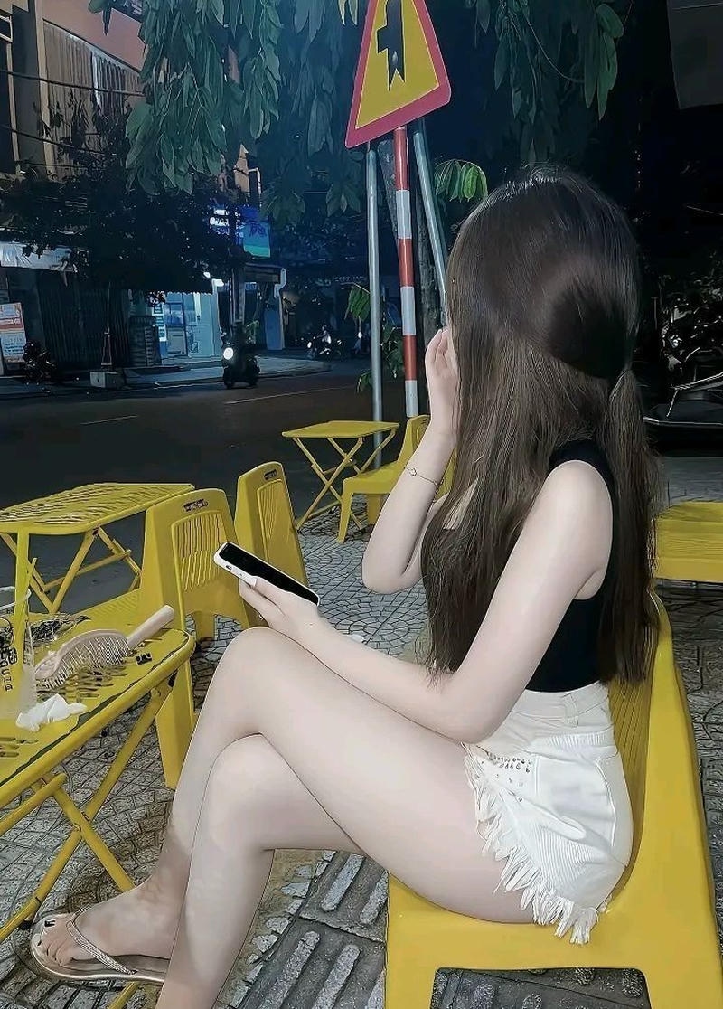 Hình ảnh gái xinh mặc quần ngắn dạo phố trẻ trung