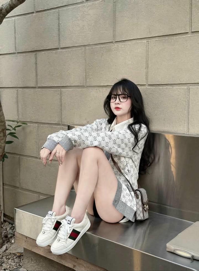 Hình ảnh gái xinh mặc quần ngắn đứng bên cửa sổ