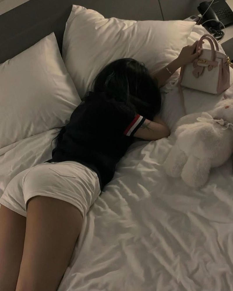 Hình ảnh gái xinh mặc quần ngắn nụ cười tươi rạng rỡ