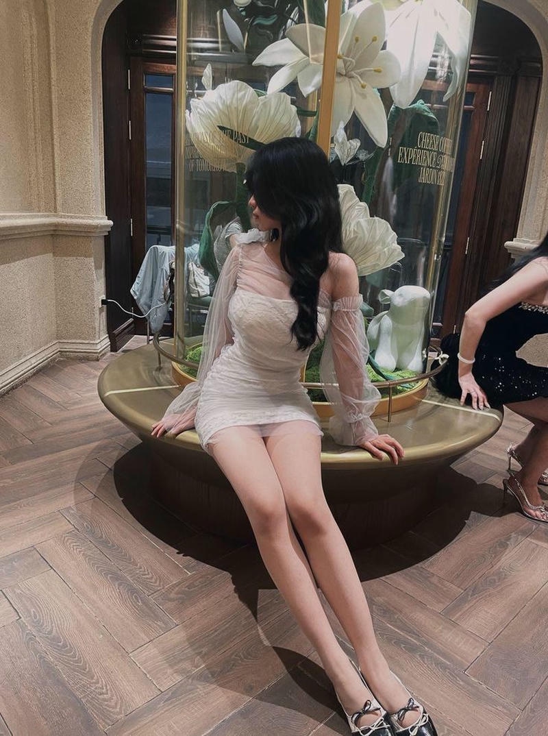 Hình ảnh gái xinh mặc váy ngắn ánh mắt dịu dàng