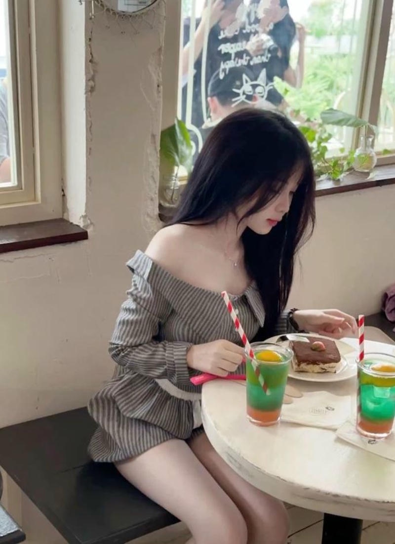 Hình ảnh gái xinh mặc váy ngắn ánh nắng chiều nhẹ
