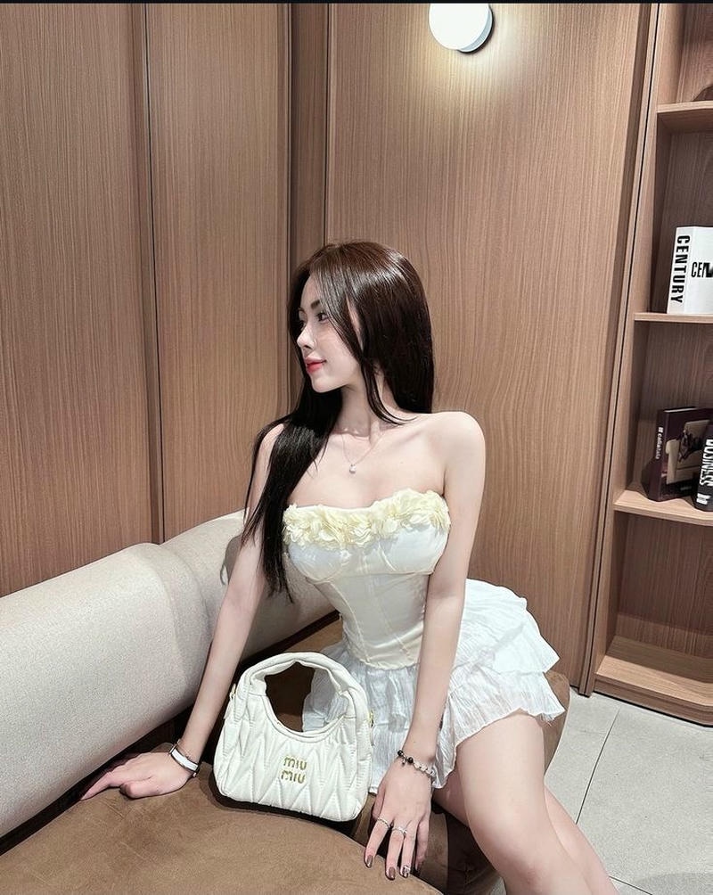 Hình ảnh gái xinh mặc váy ngắn dạo bước trên phố