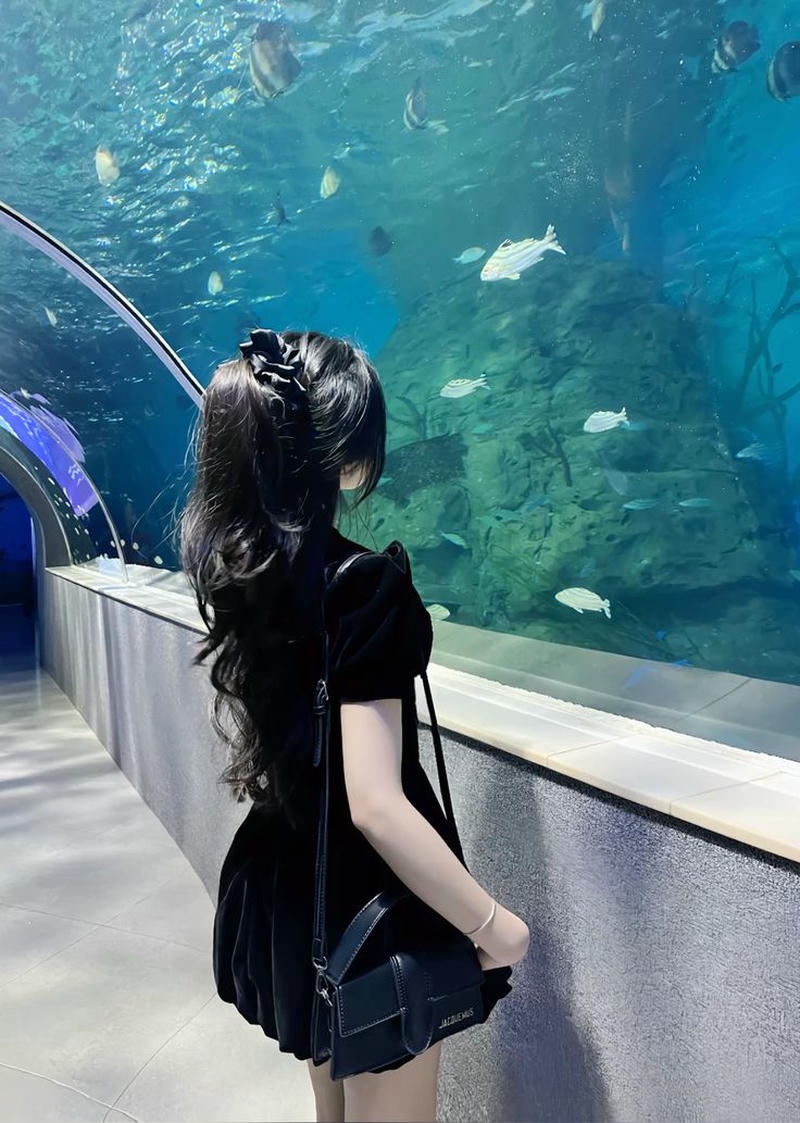 Hình ảnh gái xinh mặc váy ngắn selfie ngoài trời
