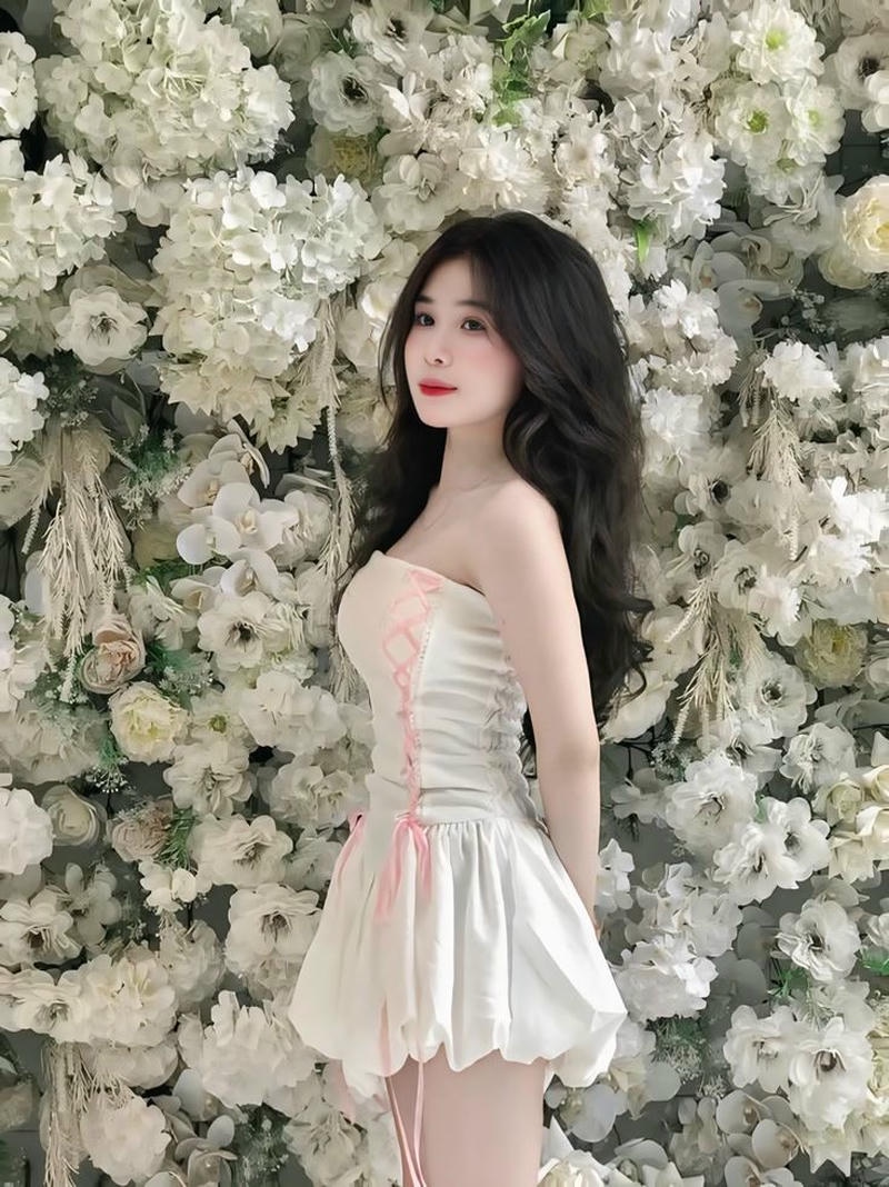 Hình ảnh gái xinh mặc váy ngắn selfie trước gương