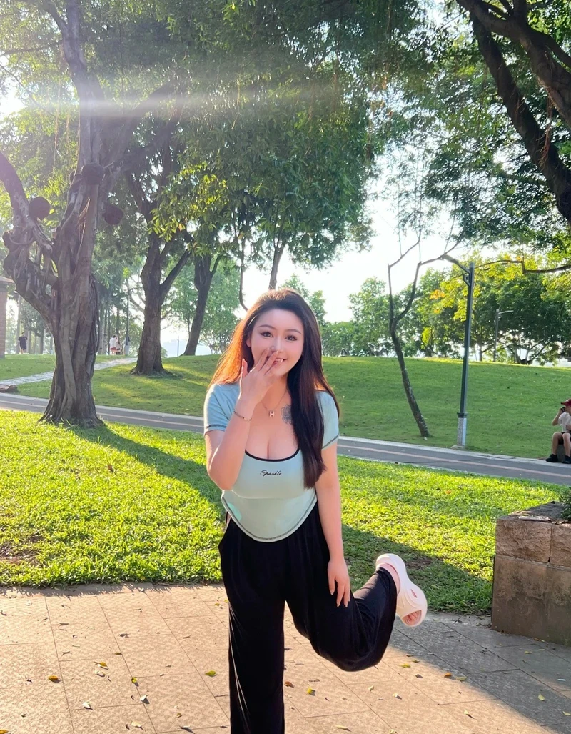 Hình ảnh học sinh với trang phục đồng phục gọn gàng