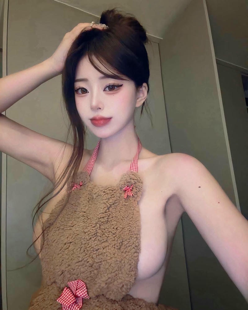 Hình ảnh người đẹp ngực lớn phong cách hiện đại
