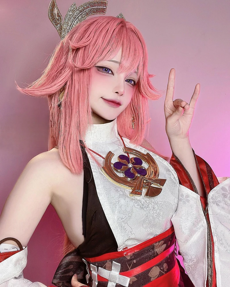 Hình ảnh nữ cosplayer Senyamiku cùng mái tóc màu nổi bật