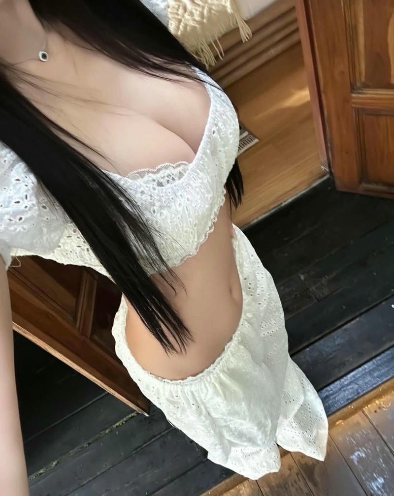 Hình chụp cô học sinh vòng một cân đối hài hòa