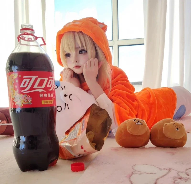 Hình cosplay Umaru hoodie hổ trong không gian ấm cúng tại nhà