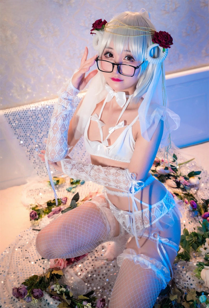 Hình cosplay sexy nàng ma nữ da trắng hồng