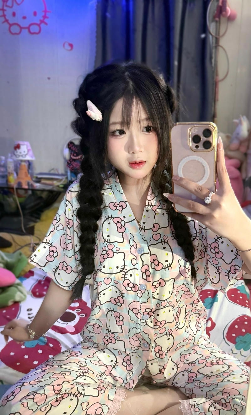Hình gái mặc đồ ngủ dễ thương trong phòng ngủ