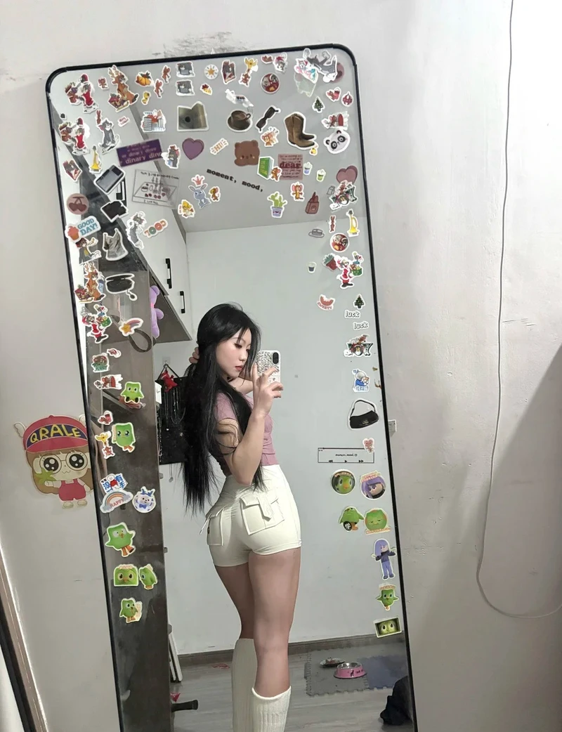 Hình gái xinh mặc quần ngắn với outfit cá tính