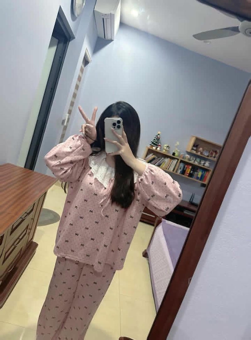 Hotgirl mặc đồ ngủ hồng phong cách dễ thương