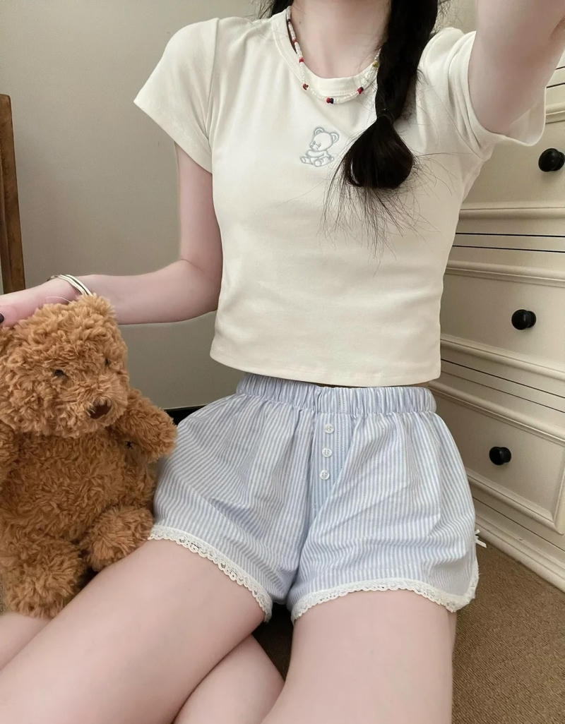 Khung nền đơn giản làm nổi bật trang phục mùa hè