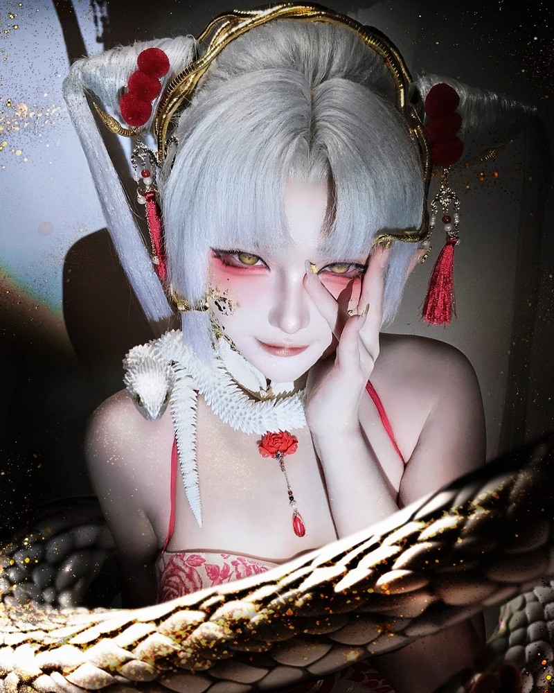 Mái tóc màu sáng giúp Senyamiku cosplay giống anime hơn