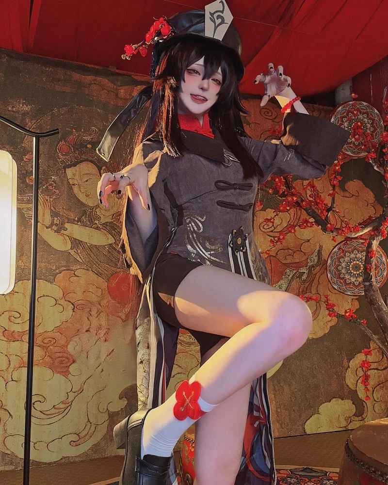 Mỹ nữ Senyamiku cosplay phong cách anime cùng tóc màu sáng
