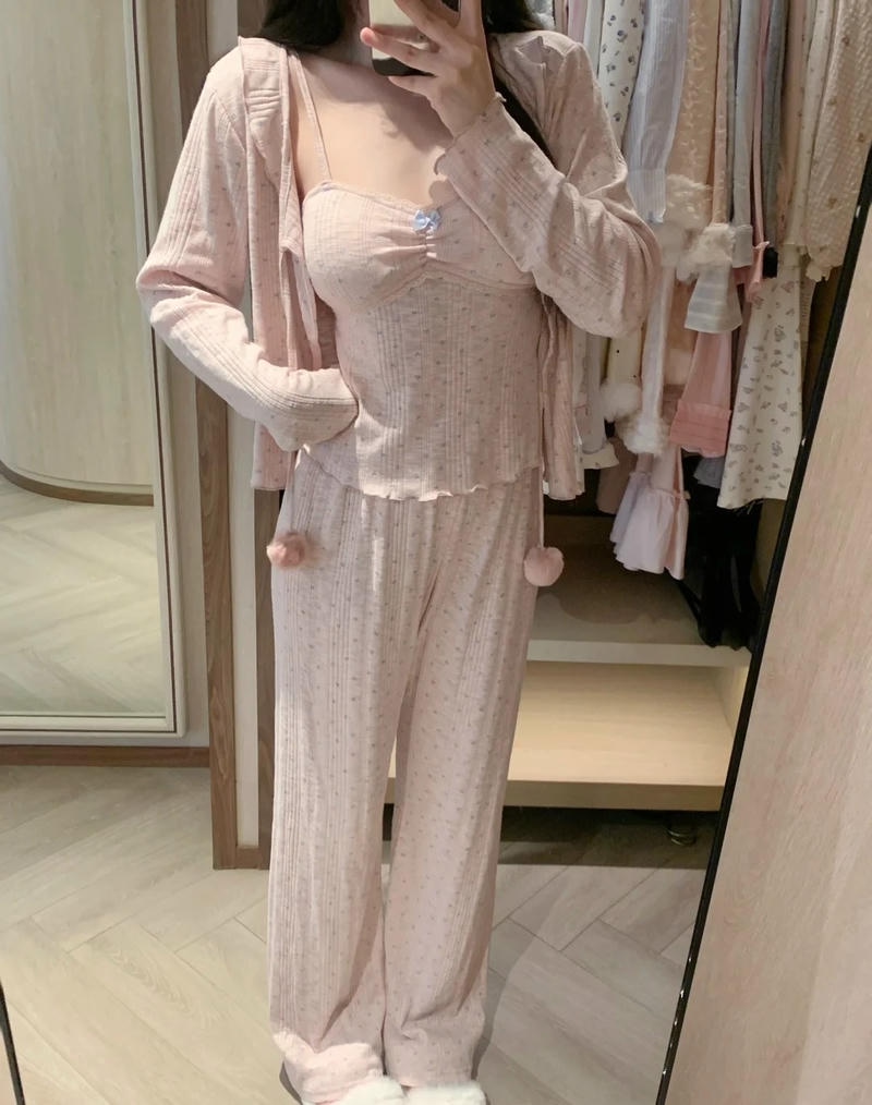 Nét nhẹ nhàng tạo vibe gái xinh mặc đồ ngủ hồng