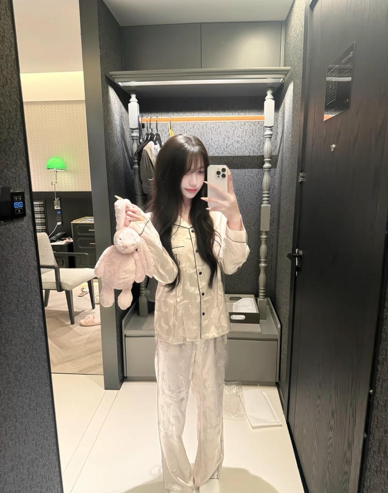 Nụ cười nhẹ mang vibe ảnh gái xinh mặc đồ ngủ