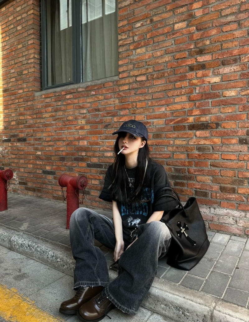 Outfit tối màu làm nổi bật vibe gái Douyin ngầu